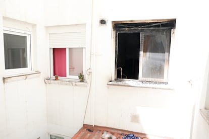 Vista de la vivienda incendiada esta madrugada en Zaragoza.