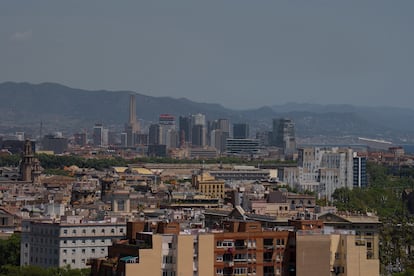 Varios edificios de viviendas vistos desde el mirador del Poble Sec en Barcelona, Cataluña (España).