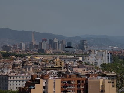 Varios edificios de viviendas vistos desde el mirador del Poble Sec en Barcelona.