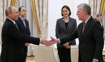 El presidente ruso,Vladímir Putin, y el asesor de Seguridad Nacional de EE UU, John Bolton, este martes en Moscú.