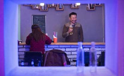 Zorig Alimaa posa en el único bar LGBT de Mongolia, que él regenta: el D.D.