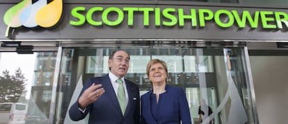 El presidente de Iberdrola, Ignacio Galán, y la primera ministra de Escocia, Nicola Sturgeon, en la inauguración en Glasgow la sede central de ScottishPower en Escocia, desde donde se dirigirán los proyectos de la empresa en el Reino Unido y el área de energía marina internacional. EFE/ 