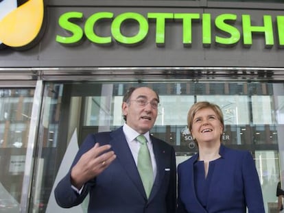 El presidente de Iberdrola, Ignacio Galán, y la primera ministra de Escocia, Nicola Sturgeon, en la inauguración en Glasgow la sede central de ScottishPower en Escocia, desde donde se dirigirán los proyectos de la empresa en el Reino Unido y el área de energía marina internacional. EFE/ 