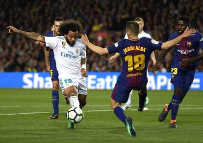 Marcelo encara a Jordi Alba dentro del área azulgrana.