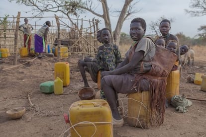 En las épocas de sequía hay cortes de agua frecuentes y las mujeres tienen que esperar durante horas junto al surtidor hasta que llegue el líquido a ese punto geográfico concreto.