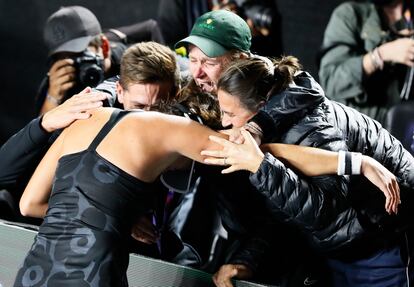 Muguruza celebra la victoria con Conchita Martínez y los miembros de su equipo.