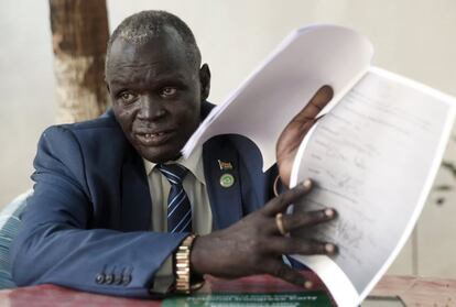 El diputado Mathew Mayor Ayuong, secretario general del National Congress Party, muestra una copia del acuerdo de paz para Sudán del Sur firmado hace semanas en Jartum.
