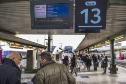 Pasajeros esperan la llegada del primer tren París Barcelona que se puso en marcha ayer, en la estación de Lyon en París.