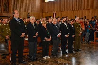 Boric acompañado por el fiscal nacional Ángel Valencia y los exmandatarios Sebastián Piñera, Michelle Bachelet y Ricardo Lagos en el funeral del cabo Daniel Palma en abril de 2023, en Santiago.