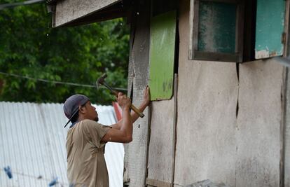 Un hombre refuerza las ventanas de su casa ante la amenaza del tifón Mangkhut, en la provincia de Cagayan, al norte de Manila.