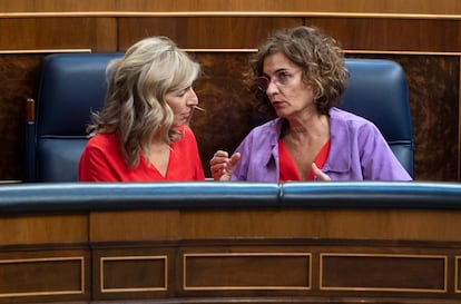 La vicepresidenta segunda del Gobierno, Yolanda Díaz, conversa con la ministra de Hacienda, María Jesús Montero, en el Congreso.