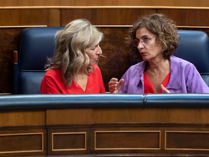 La vicepresidenta segunda del Gobierno, Yolanda Díaz, conversa con la ministra de Hacienda, María Jesús Montero, en el Congreso.