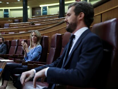 La portavoz del Partido Popular, Cayetana Álvarez de Toledo, aplaude a su presidente, Pablo Casado, tras su intervención durante el pleno celebrado el pasado miércoles en el Congreso.