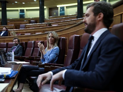 La portavoz del Partido Popular, Cayetana Álvarez de Toledo, aplaude a su presidente, Pablo Casado, tras su intervención durante el pleno celebrado el pasado miércoles en el Congreso.