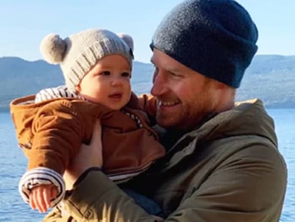 Enrique de Inglaterra con su hijo Archie, en una imagen de su Instagram el pasado diciembre en Canadá.