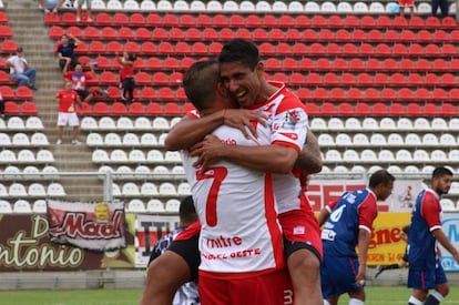 Jugadores de Deportivo Mor&oacute;n celebran un gol ante Talleres, el 22 de marzo de 2016.