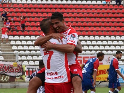 Jugadores de Deportivo Mor&oacute;n celebran un gol ante Talleres, el 22 de marzo de 2016.