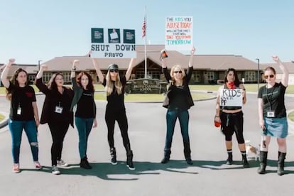 Paris Hilton posa junto a otras víctimas de abusos en el internado Provo Canyon.