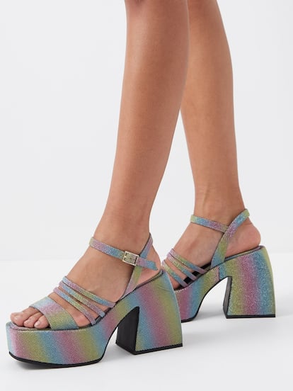 Nada para un verano a lo Studio 54 como estas sandalias de purpurina multicolor y plataformas XL de Nodaleto.

550€