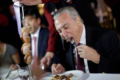 Michel Temer, degustando un steak.