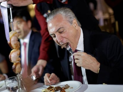 Michel Temer, degustando un steak.