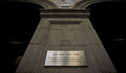 Una placa recorda José Rizal a l'Hotel España.