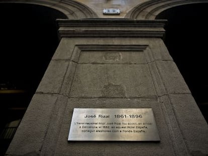 Una placa recorda José Rizal a l'Hotel España.