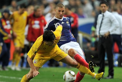 Benzema, durante un partido ante la selección de Rumanía.