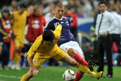 Benzema, durante un partido ante la selección de Rumanía.