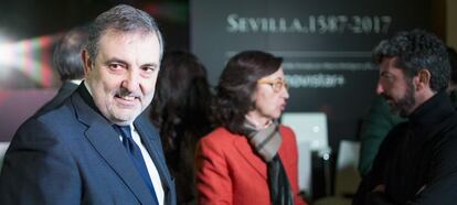 Sevilla/17-01-2017: Luis Miguel Gilp&eacute;rez (i), Presidente de Telef&oacute;nica Espa&ntilde;a junto a la Consejera de Cultura de la Junta de Andaluc&iacute;a, Rosa Aguilar (c) y el director de cine Alberto Rodr&iacute;guez (d), durante la presentaci&oacute;n del inicio de rodaje de la serie &#039;La Peste&#039;.
 