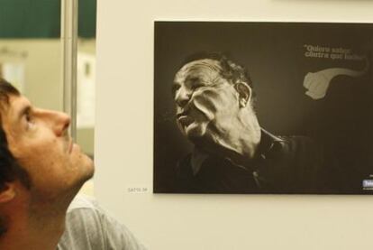 Un joven contempla uno de los carteles que concursan en el festival publicitario, ayer en San Sebastián.