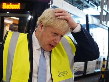 Boris Johnson este jueves en una visita a un depósito de transporte en Blackpool, en el noroeste de Inglaterra.