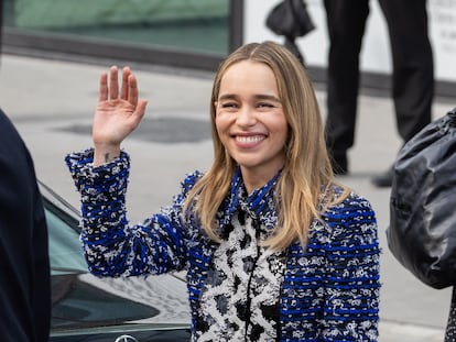 Emilia Clarke. La protagonista de ‘Juego de Tronos’ cambió su postura sobre tomarse ‘selfies’ con sus fans después de que un hombre le pidiera una foto mientras ella estaba teniendo un ataque de pánico en un aeropuerto. Así lo contó en el podcast ‘Table Manners’: "Estaba hablando por teléfono con mi madre y le decía: 'Siento que no puedo respirar, no sé qué está pasando'. Estaba llorando y llorando, y este tipo me dijo: '¿Puedo hacerme un ‘selfi’?'. Yo le dije: 'No puedo respirar, lo siento mucho". Ahora la actriz se ofrece a firmar algo a sus fans y tener una pequeña charla, “una relación sincera de persona a persona, en lugar de ser esta otra cosa que probablemente no sea agradable para ellos y no es tan agradable para ti".