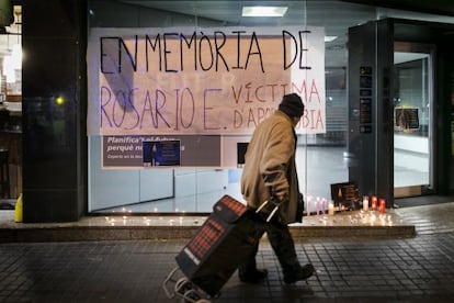 Un vecino observa las velas en el lugar donde mataron a Rosario Endrinal