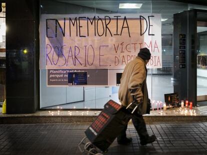 Un veí observa les espelmes al lloc on van matar Rosario Endrinal.