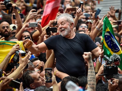 Luis Inácio Lula da Silva tras ser liberado de prisión, en el municipio de São Bernardo do Campo, el 9 de noviembre de 2019.