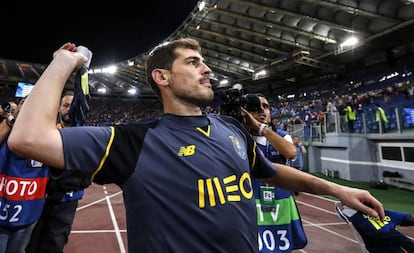 Iker Casillas celebra la clasificaci&oacute;n del Oporto tras derrotar este martes a la Roma.