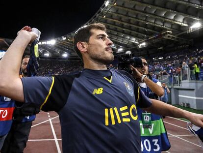 Iker Casillas celebra la clasificaci&oacute;n del Oporto tras derrotar este martes a la Roma.