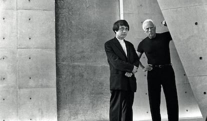 Giorgio Armani y el arquitecto Tadao Ando, durante la inauguración del Teatro Armani de Milán (2001).