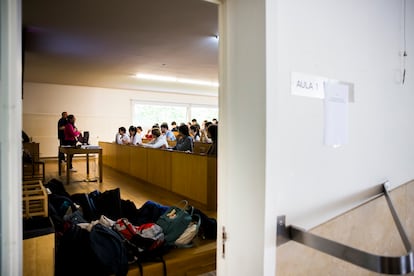 Alumnos reciben las instrucciones para la prueba en una de las clases en la Facultad de Ciencias de la Información en la Universidad de Santiago de Compostela.