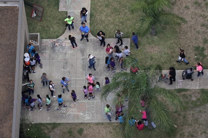 Niños migrantes en el patio del refugio Casa Presidente para menores no acompañados, en Brownsville, Texas.
