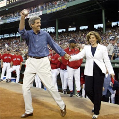 Kerry y su esposa Teresa Heinz saludan al pblico antes de un partido de bisbol entre los Red Sox de Boston y los Yankees de Nueva York. El candidato demcrata ha sido el gran ausente de la primera jornada de la convencin.