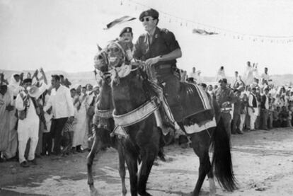 El coronel Muamar el Gadafi cabalga en Trípoli en 1975, cuando llevaba seis años como jefe del Estado libio.