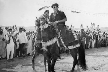 El coronel Muamar el Gadafi cabalga en Trípoli en 1975, cuando llevaba seis años como jefe del Estado libio.