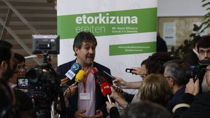  Pello Urizar, elegido secretario general de EA, atiende a los medios durante el congreso.