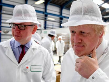 Los candidatos conservadores a suceder a May, Michael Gove y Boris Johnson en una visita a una fábrica en 2016 durante la campaña del referéndum del Brexit.