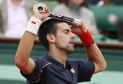 Djokovic se lamenta de un error durante el partido ante Andreas Seppi.