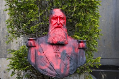 Busto del rey Leopoldo II en el jardín del museo de África en Bélgica, cubierto de pintura roja, en 2020.