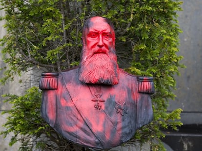 Busto del rey Leopoldo II en el jardín del museo de África en Bélgica, cubierto de pintura roja, en 2020.