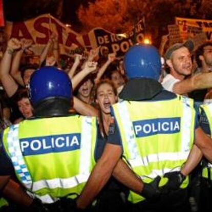 Manifestantes protestan ante el Palacio de Belem, en Lisboa, por los recortes del Gobierno, el 21 de septiembre.